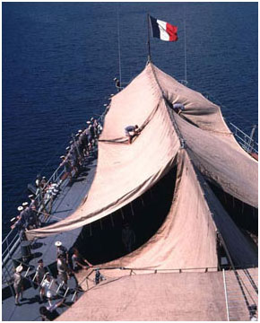 Montage de la tente aux Marquises, 
dans la baie de Taiohae